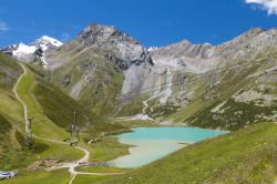 Il lago Rifflsee nella Pitztal in Austria, con  un impianto di risalita in primo piano