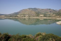 Il Lago Rosamarina in provincia di Palermo, il bacino artificiale più grande della Sicilia