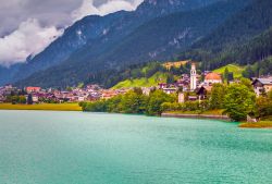 Il lago Santa Caterina e il villaggio di Auronzo di Cadore, Veneto. Abitato sin dai tempi antichi, questo bel villaggio in provincia di Belluno sfiora un'altitudine di 900 metri. Il borgo ...