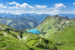 Il lago Seealpsee nelle Alpi di Allagau nei pressi di Oberstdorf, Germania, visto dall'alto.
