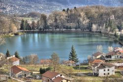 Il Lago Sirino in Basilicata, fotografato al volo dall'autostrada Di giomodica, CC BY 3.0, Collegamento