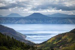 Il lago Toba nel nord di Sumatra è un potente Supervulcano dell'Indonesia - © Karpov Oleg / Shutterstock.com