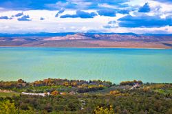 Il lago Vransko fotografato dall'aereo, Pakostane, Croazia: è circondato da monti che raggiungono un'altezza massima di 400 metri.

