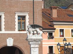 Il Leone di San Marco su una colonna nel centro di Marostica, Veneto: è il simbolo della presenza di Venezia in differenti edifici e monumenti della cittadina. 
 