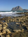 il Lido di Valderice  in Sicilia e il Monte Cofano sullo sfondo