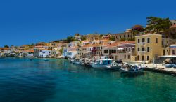 Il litorale dell'isola di Chalki, nei pressi di Rodi, arcipelago del Dodecaneso (Grecia).
