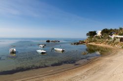 Il litorale di Capo San Marco a Sciacca, Sicilia. Qui si trova la spiaggia più frequentata di Sciacca: il mare limpido e cristallino lambisce un'ampia distesa di sabbia.




