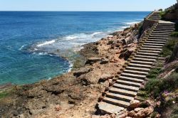 Il litorale di Orihuela in Costa Blanca, Spagna. Questa graziosa cittadina spagnola abbina spiagge dell'area municipale, monumenti e tre campi da golf di 18 buche. Chi desidera rilassarsi ...