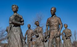 Il Little Rock Nine Civil Right Memorial al Campidoglio, Arkansas (USA) - Si tratta dei 9 sculture in bronzo che ricordano il coraggio di studenti afroamericani iscritti alla Little Rock Central ...