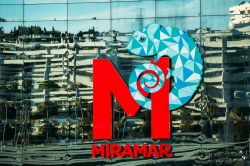 Il logo del Miramar Shopping Centre a Fuengirola, Spagna. E' uno dei più grandi centri commerciali della Costa del Sol - © Grisha Bruev / Shutterstock.com 