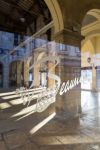 Il logo della città di Beaune su una vetrina in piazza Le Halle, Borgogna, Francia - © HUANG Zheng / Shutterstock.com