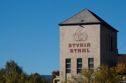 Il logo della Styria Stahl sulla facciata di un edificio a Judenburg, Austria - © Emil O / Shutterstock.com