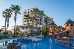 Il Lordos Beach Hotel a Larnaca, isola di Cipro: sorge su una spiaggia privata nella baia di Larnaca ed è dotato di psicine all'aperto e di vari confort  - © Philip Willcocks ...