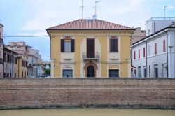 Il lungo fiume che costeggia l'Esino e le case del centro di Senigallia - © giovanni boscherino / Shutterstock.com