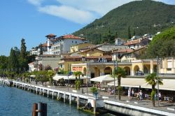 Il lungo lago di Garda a Gardone Riviera, costa lombarda del Benaco - © Peter Probst / Shutterstock.com