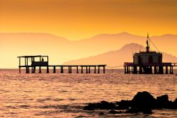 Il lungo ponte che porta alla pagoda "Wat Koh Phayam", isola di Payam, Ranong, Thailandia.  Una suggestiva veduta del mare delle Andamane al calar del sole.



