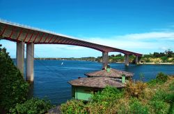 Il lungo ponte dei Santi si estende per 612 metri sulle acque del fiume Ribadeo in Spagna