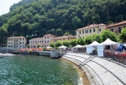 il Lungolago di Dongo,  località di villeggiatura sul Lago di Como (parte nord-occidentale), in Lombardia, passata alla storia per la cattura di Benito Mussolini e Claretta Petacci, ...