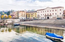 Il lungolago di Luino in Lombardia, sulle rive del Lago Maggiore - © elesi / Shutterstock.com