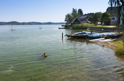 Il lungolago nei pressi di Niederzell sull'isola di Reichenau, Germania. Assieme a Oberzell e Mittelzell, Niederzell è ciò che rimane degli antichi villaggi di un tempo. La ...