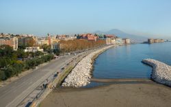 Il lungomare Caracciolo, Napoli, Castel Ovo e il Vesuvio sullo sfondo. - © Vincenzo De Bernardo / Shutterstock.com