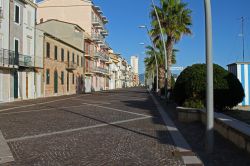 Il lungomare con le case dei pescatori a Porto Recanati nelle Marche