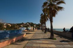 Il lungomare di Albissola Marina, Savona, Liguria. Conosciuta come Lungomare degli Artisti, questa passeggiata si snoda per 1 km ed è impreziosita da mosaici realizzati nel 1963 da artisti ...