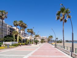 Il lungomare di Estepona, Spagna, in una giornata ...