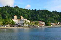 Il lungomare di Fort-de-France con chiesa e torri campanarie sullo sfondo, Martinica.



