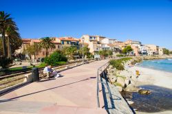  Il lungomare di Isola Rossa in Corsica - ©  RnDmS / Shutterstock.com 