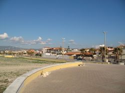 Il lungomare di San Ferdinando (Calabria): veduta di viale Autonomia in una giornata di sole.



