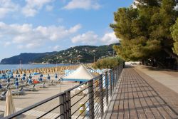 Il lungomare di Spotorno con la spiaggia e il mare, provincia di Savona, Liguria.

