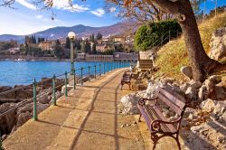 Il lungomare pedonale della Riviera di Opatija (Croazia) presso la località di Ika.
