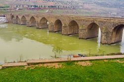 Il maestoso Dicle Bridge a Diyarbakir (Turchia). Splendido esempio di antica architettura islamica, questo ponte attraversa il fiume Tigri ed è caratterizzato da 10 arcate e una lunghezza ...