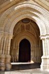 Il maestoso ingresso della chiesa di Nostra Signora a Bergerac, Francia.
