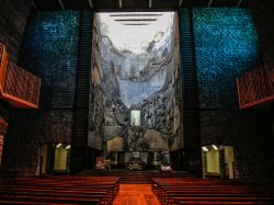 Il maestoso interno del santuario di Arantzazu a Onati, Paesi Baschi, Spagna. Si dice che qui nel 1469 un pastore abbia avuto un'apparizione della Vergine - © Ander Dylan / Shutterstock.com ...