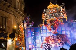 Il magico Carnevale ad Acireale in Sicilia: la sfilata notturna dei carri allegorici in cartapesta  - © Enrico Coco