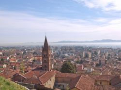 Il magico panorama che si apre dalla collina del Castello di Rivoli, guardando in direzione di Torino - © Claudio Divizia / Shutterstock.com