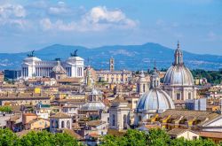 Il magico panorama di Roma fotografato da Castel Sant Angelo. In fondo a sinistra il Vittoriano