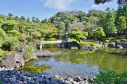 Il magnifico giardino giapponese al Castello di Himeji. - © EQRoy / Shutterstock.com