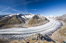 Il magnifico panorama dell'Aletsch visto da Bettmeralp, Svizzera. Il più grande ghiacciaio delle Alpi fa parte del Patrimonio dell'Unesco.




