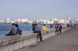 Il Malecòn è uno dei luoghi di ritrovo dell'Avana (Cuba). Qui si viene soprattutto per passseggiare, ballare e incontrare gli amici. Il Malecòn è il lungomare ...