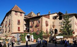 Il Maniero di Castel Casez, nel cuore del borgo omonimo del Trentino - © Pomaria.org