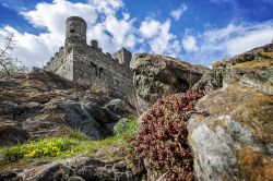 Il maniero di Ussel domina la zona di Chatillon in Valle d'Aosta - © Massimo Santi / Shutterstock.com