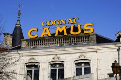 Il marchio Camus nel centro cittadino di Cognac, Charente, Francia - © sylv1rob1 / Shutterstock.com