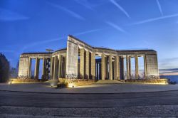 Il Mardasson Memorial by night, Bastogne, Belgio. Inaugurato nel luglio 1950, celebra l'amicizia fra americani e belga. Progettato dall'architetto Georges Dedoyard, ha forma di stella ...