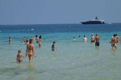 Il mare a San Vito lo Capoin estate con gente in relax (Sicilia).
