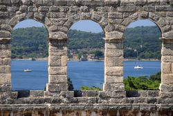 Il Mare Adriatico visto attraverso gli archi dell'anfiteatro di Pola, Croazia.

