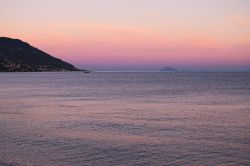 Il mare calmo di Patti dopo il tramonto: sullo sfondo l'isola di Vulcano (Eolie)