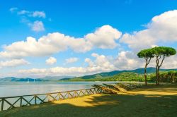 Il mare che lambisce la costa di Punta Ala, provincia di Grosseto, Toscana.



